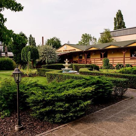 Hotel Slnecny Dvor Michalovce Esterno foto