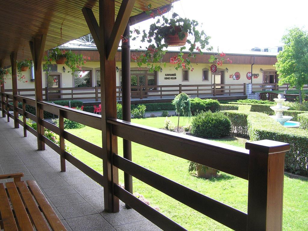 Hotel Slnecny Dvor Michalovce Esterno foto
