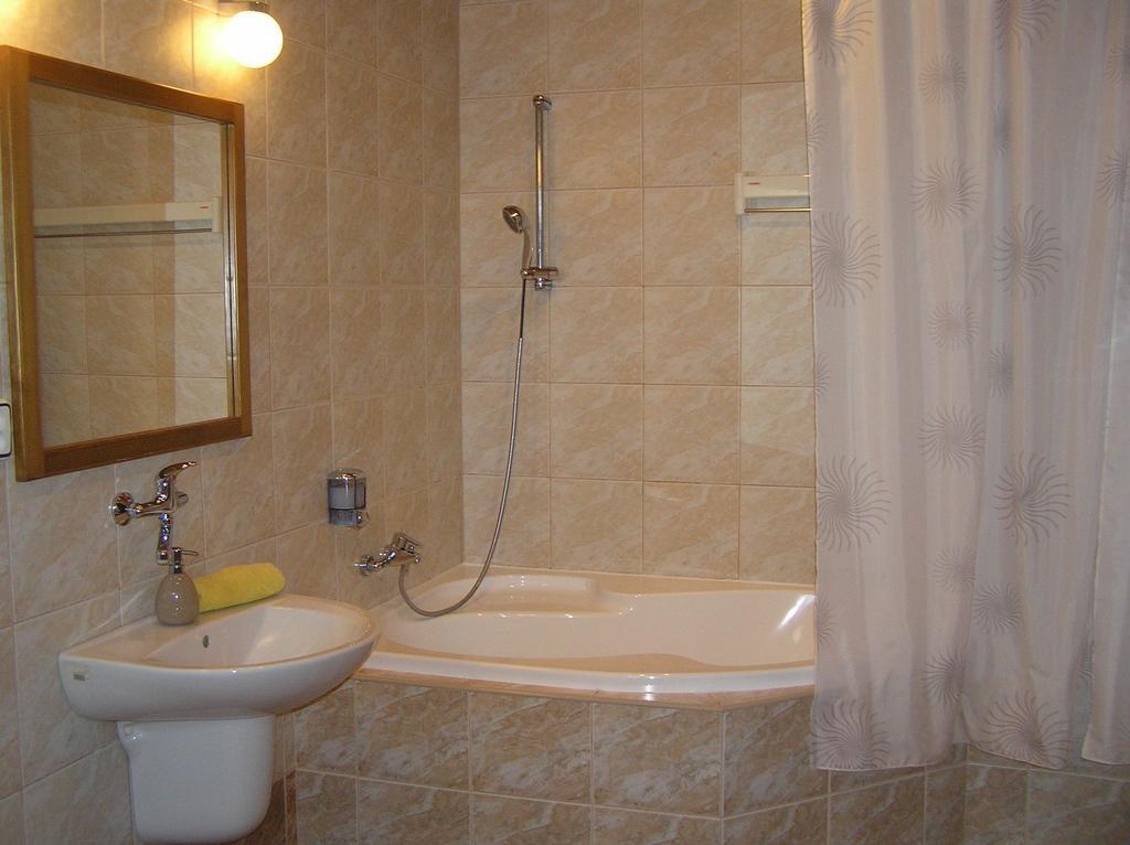 Hotel Slnecny Dvor Michalovce Camera foto