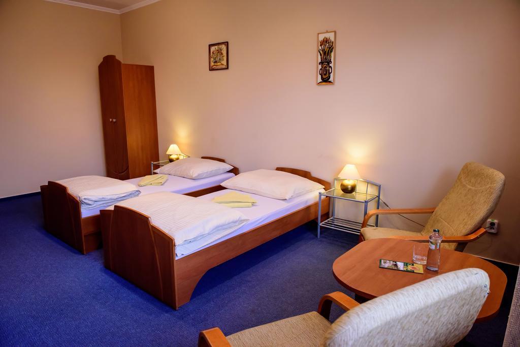 Hotel Slnecny Dvor Michalovce Camera foto