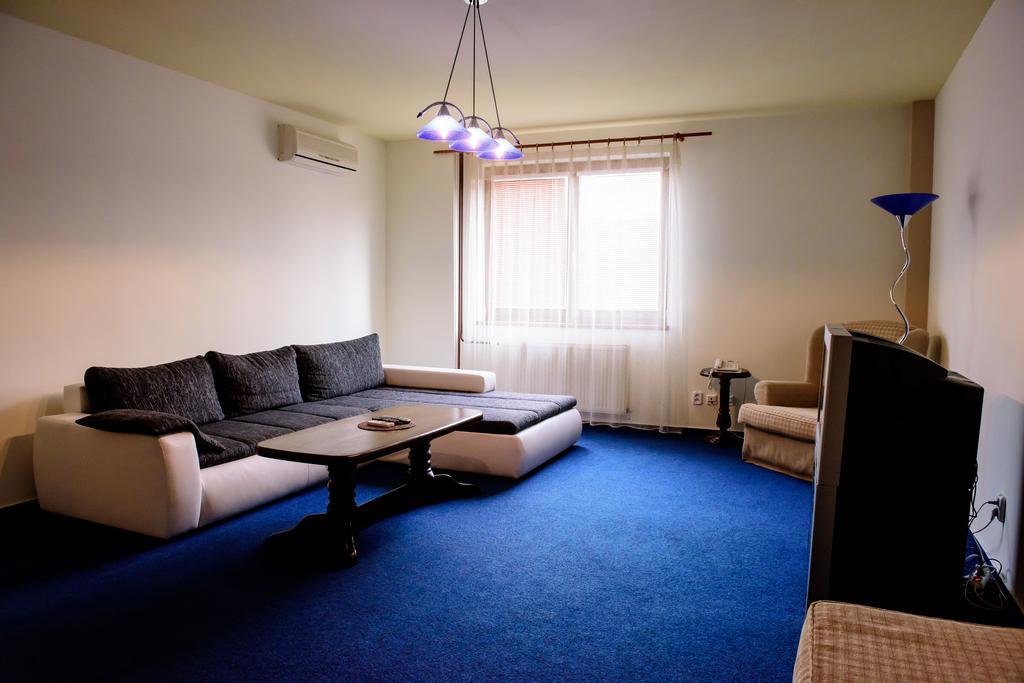 Hotel Slnecny Dvor Michalovce Camera foto