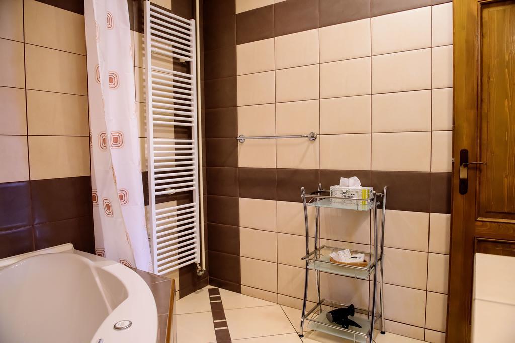 Hotel Slnecny Dvor Michalovce Esterno foto