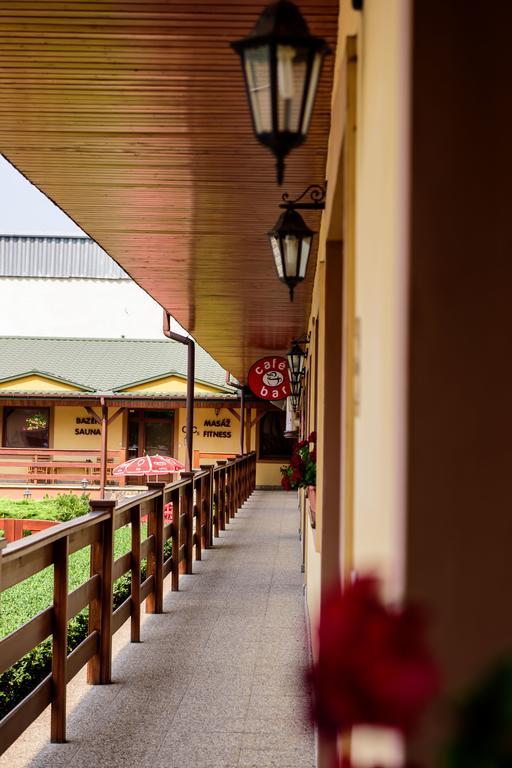 Hotel Slnecny Dvor Michalovce Esterno foto