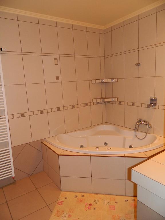 Hotel Slnecny Dvor Michalovce Camera foto
