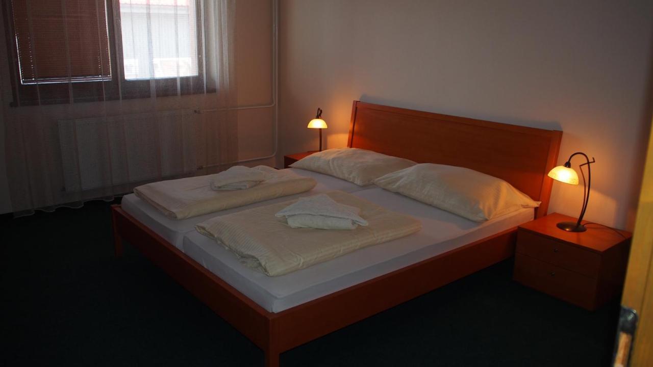 Hotel Slnecny Dvor Michalovce Esterno foto