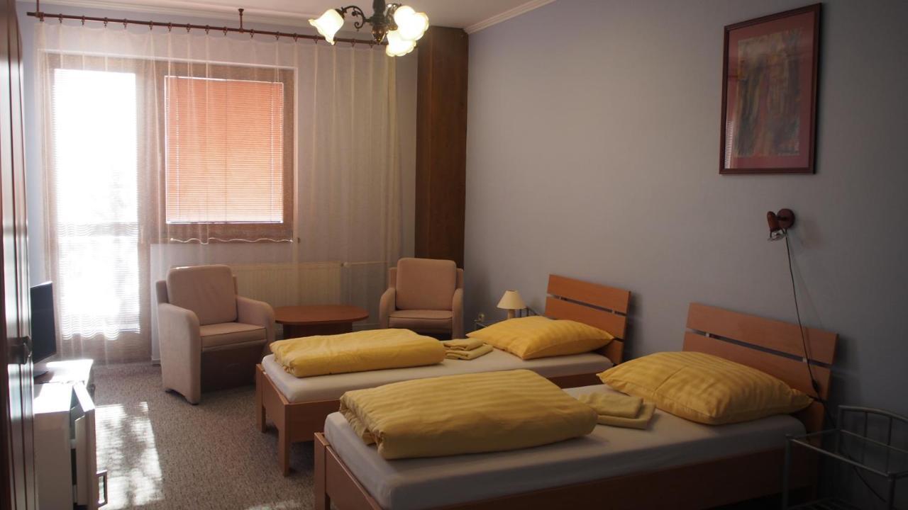 Hotel Slnecny Dvor Michalovce Esterno foto