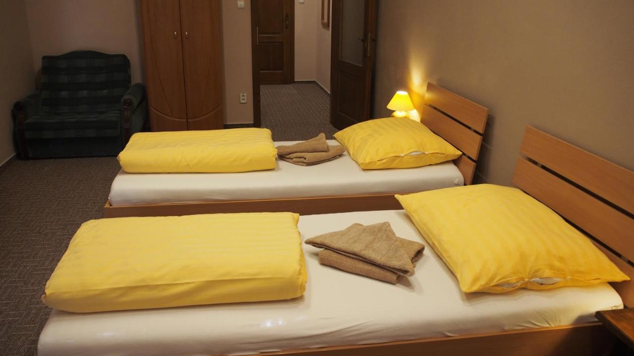 Hotel Slnecny Dvor Michalovce Esterno foto