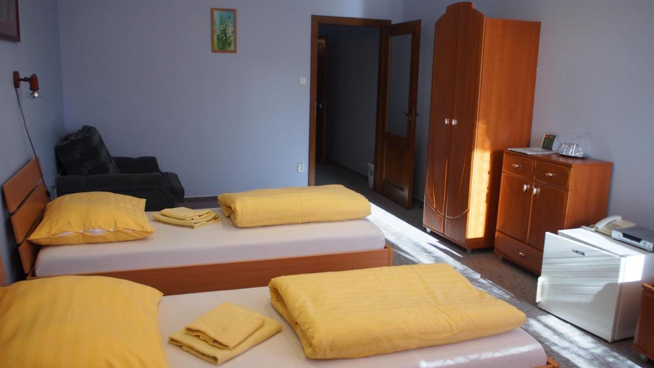 Hotel Slnecny Dvor Michalovce Esterno foto