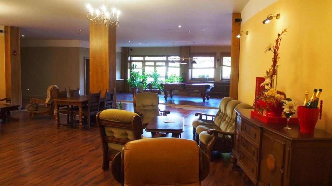 Hotel Slnecny Dvor Michalovce Esterno foto