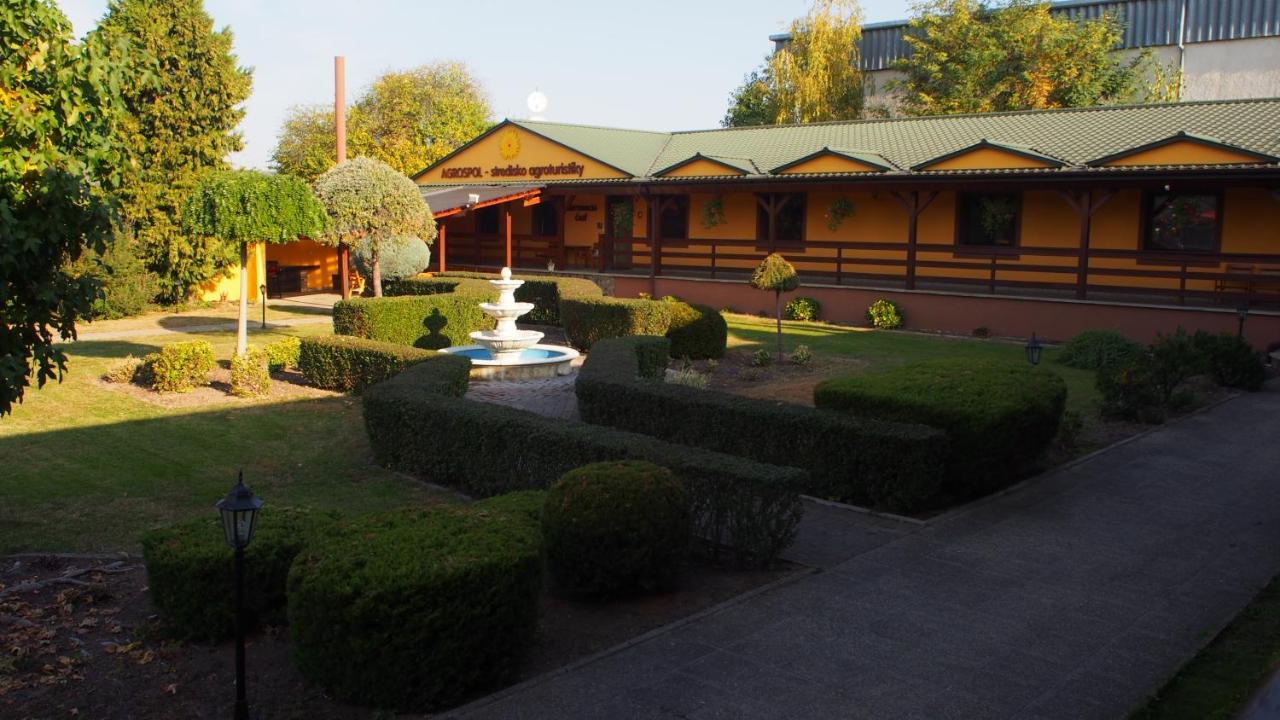 Hotel Slnecny Dvor Michalovce Esterno foto
