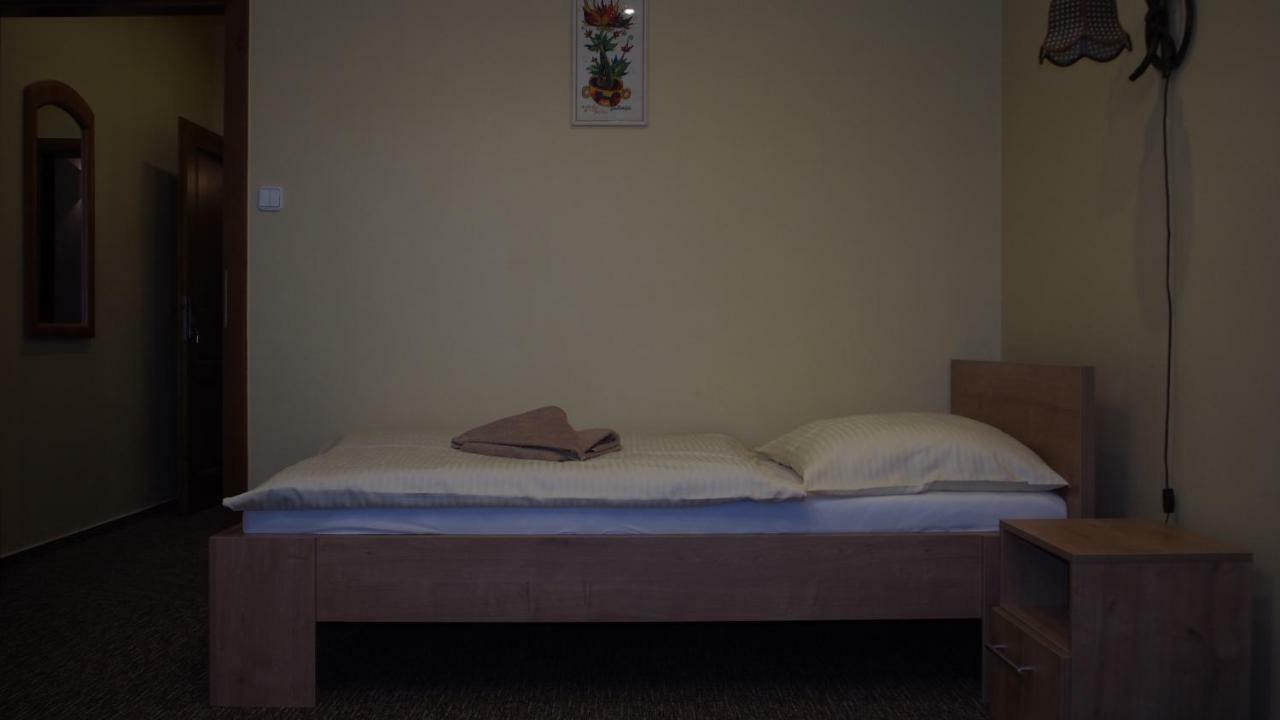 Hotel Slnecny Dvor Michalovce Esterno foto