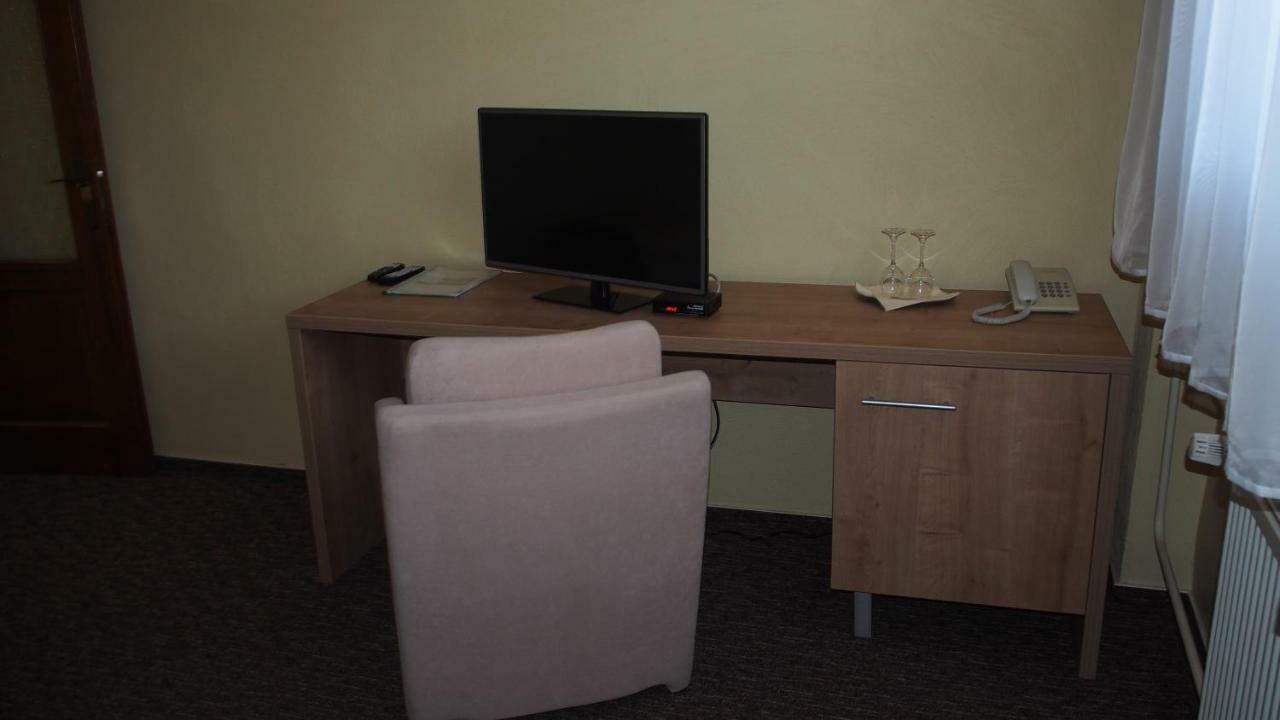 Hotel Slnecny Dvor Michalovce Esterno foto