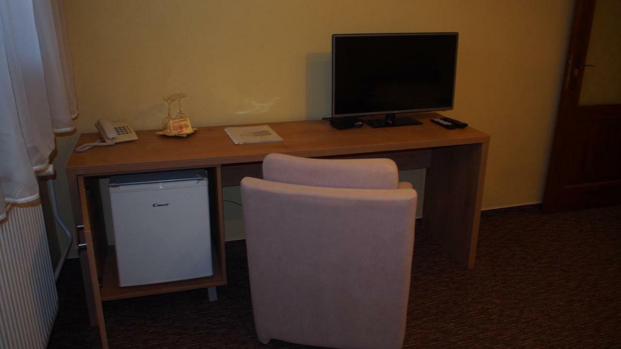Hotel Slnecny Dvor Michalovce Esterno foto